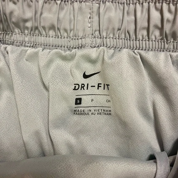 Nike Women's Gray Athletic Shorts Size Small - Picture 2 of 3